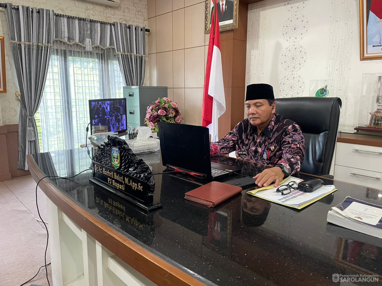 3 November 2023 -&nbsp;Penjabat Bupati Sarolangun Menghadiri dan Sekaligus Membuka secara Resmi Pelatihan Fungsional Perencana Pemerintah Kabupaten Sarolangun Tahun 2023 Melalui Zoom Metting di Kantor Bupati Sarolangun