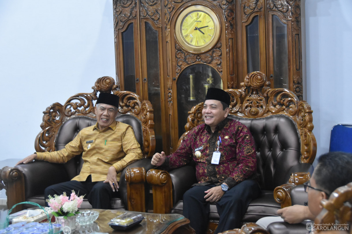 10 November 2023 - Penjabat Bupati Sarolangun Melakukan Penandatanganan Kesepakatan Bersama Antara Pemerintah Kabupaten Rejang Lebong Dengan Pemerintah Kabupaten Sarolangun Di Rumah Dinas Bupati Rejang Lebong