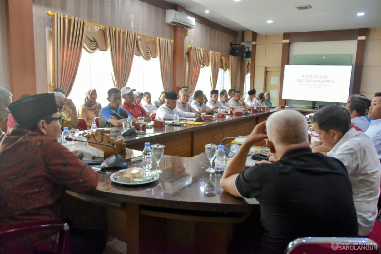 18 Agustus 2023 - Penjabat Bupati Sarolangun Dr. Ir. Bachril Bakri, M.App, Sc Memimpin Rapat Evaluasi Realisasi Anggaran di Ruang Pola Kantor Bupati Sarolangun