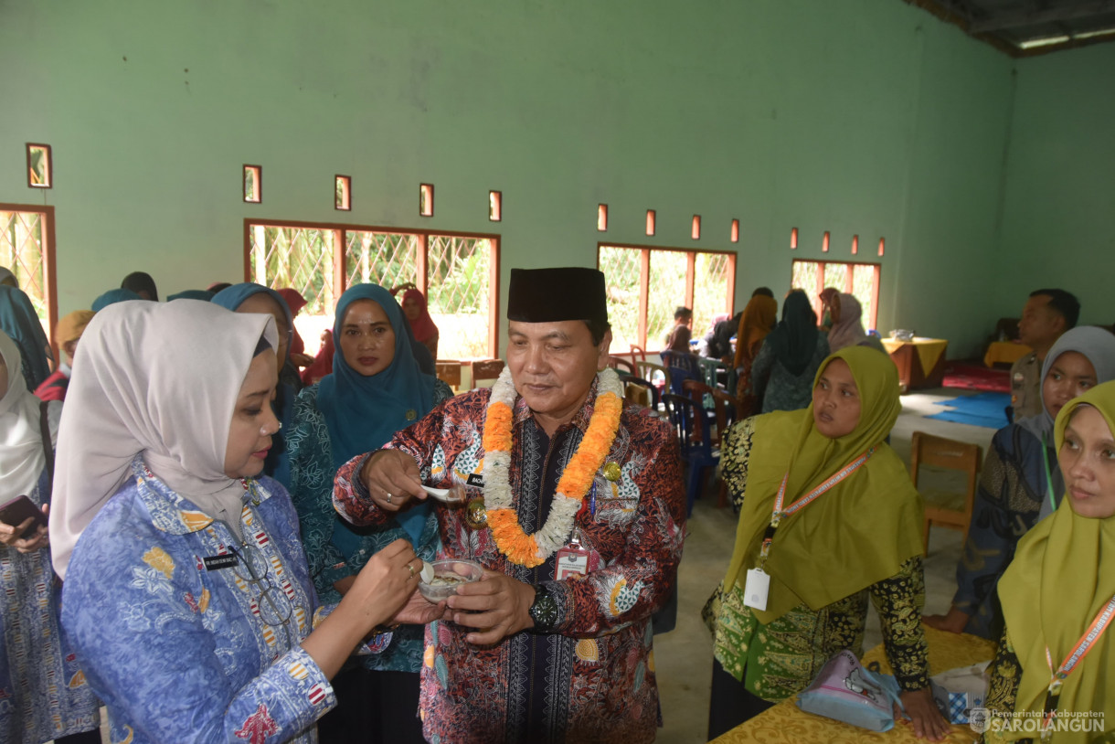 20 Juni 2024 - Penyerahan Bantuan Sembako Untuk Keluarga Miskin Ekstrim Dan Penyerahan Bantuan Makanan Untuk Pencegahan Stunting Di Kantor Desa Jernih Kecamatan Air Hitam