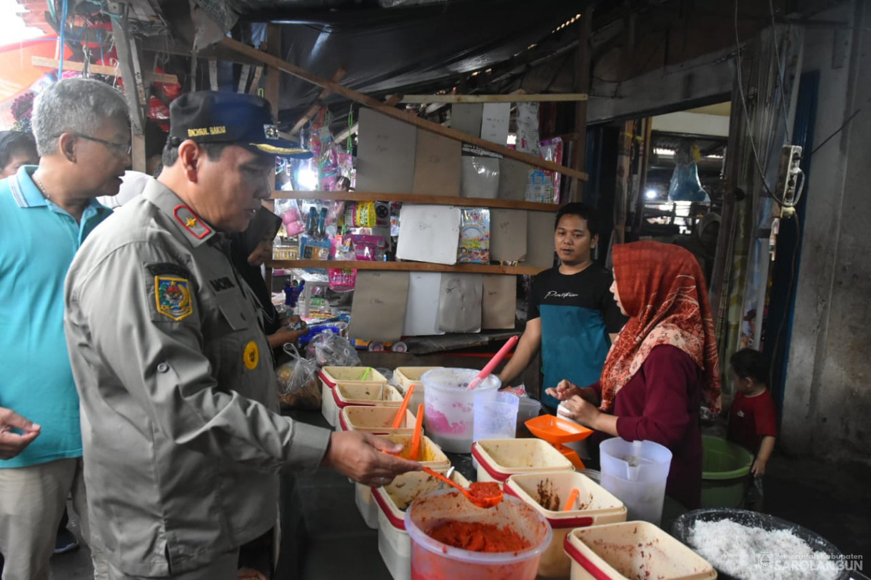 22 September 2023 - Penjabat Bupati Sarolangun Melakukan Operasi Pasar di Pasar Atas Sarolangun