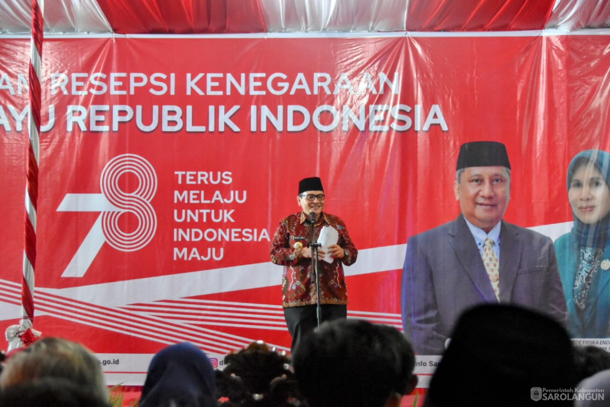 17 Agustus 2023 - Penjabat Bupati Sarolangun Dr. Ir. Bachril Bakri, M.App, Sc Menghadiri Acara Malam Resepsi Kenegaraan Dalam Rangka HUT RI Ke-78 di Rumah Dinas Bupati Sarolangun