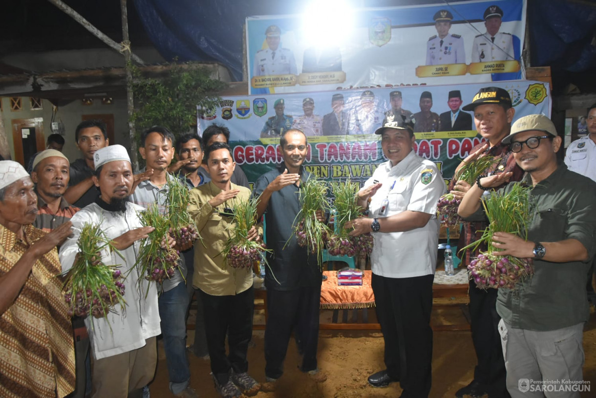 19 Oktober 2023 - Penjabat Bupati Sarolangun Menghadiri Gerakan Tanam Cepat Panen Bawang Merah Kelompok Tani Pemetang Benteng Desa Sepintun Kecamatan Pauh