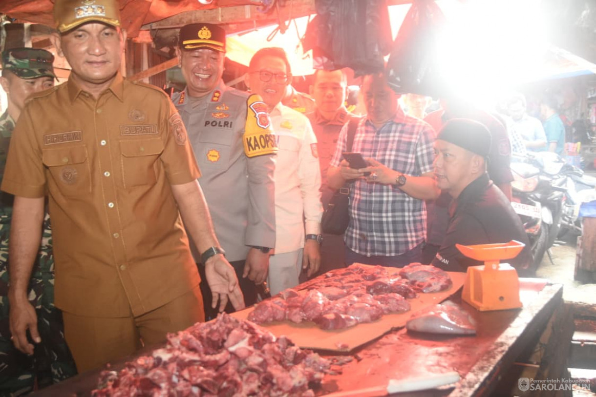 Sidak Harga Sembako di Pasar Sarolangun Dalam Rangka Hari Natal Tahun 2025 dan Tahun Baru 2026 Sekaligus Jumat Bersih Bersama TNI Dalam Rangka Hari Juang Infanteri Ke 77 Tahun 2025