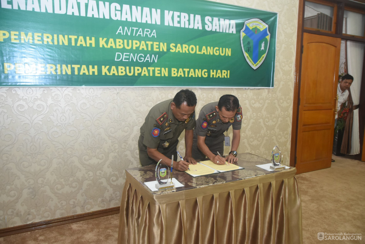 8 Agustu 2025 - Penandatanganan Kerjasama Antara Pemerintah Kabupaten Sarolangun dengan Pemerintah Kabupaten Batanghari di Rumah Dinas Bupati Sarolangun
