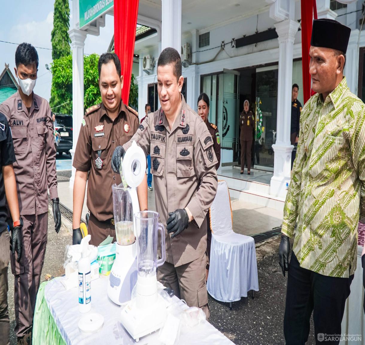 4 Juni 2026 Bupati Sarolangun menghadiri Pemusnahan Barang Bukti Narkotika, Senjata Tajam, dan Pakaian bertempat di Halaman Kantor Kejaksaan Negeri Sarolangun