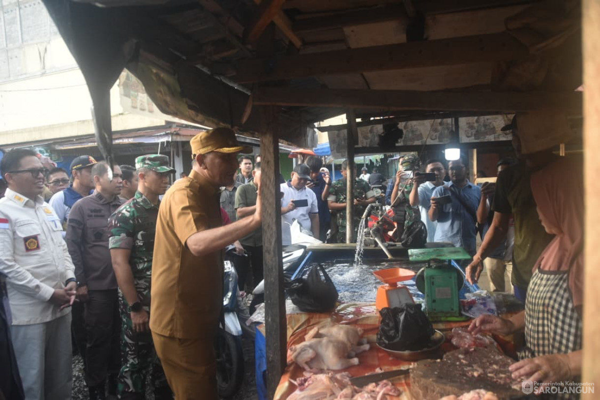 Sidak Harga Sembako di Pasar Sarolangun Dalam Rangka Hari Natal Tahun 2025 dan Tahun Baru 2026 Sekaligus Jumat Bersih Bersama TNI Dalam Rangka Hari Juang Infanteri Ke 77 Tahun 2025