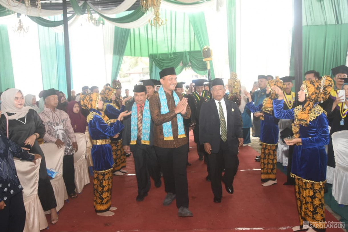 22 November 2025 Bupati Sarolangun H. Hurmin Menghadiri Wisuda Sarjana S1 Angkatan XV Universitas Islam Sarolangun