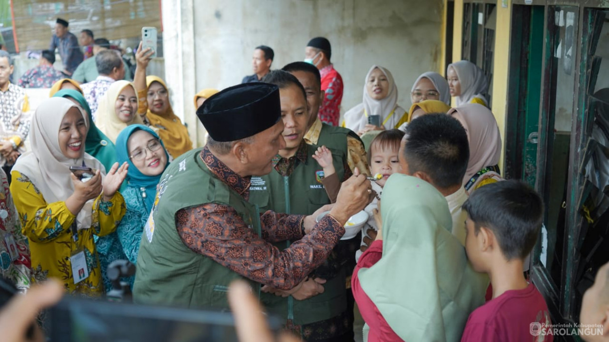 Mengunjungi Rumah Warga Resiko Stunting Sekaligus Memberikan Air Susu dan Menyuap Telur Rebus Kepada Warga yang Beresiko Stunting, Memberikan Bantuan Genting Berbakti Maju