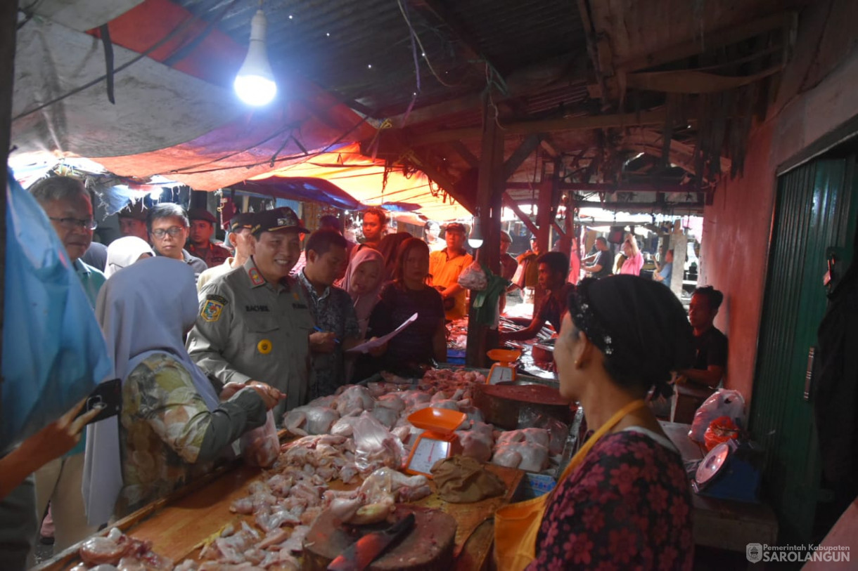 22 September 2023 - Penjabat Bupati Sarolangun Melakukan Operasi Pasar di Pasar Atas Sarolangun