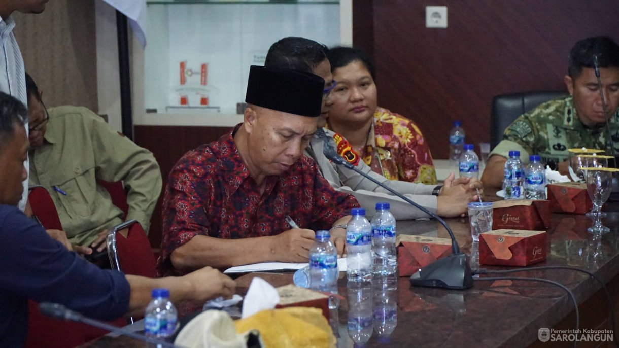 17 April 2026 Penandatanganan Surat Kesepakatan Perdamaian Antara Warga SAD dengan PT SAL di Ruang Pola Utama Kantor Bupati Sarolangun.