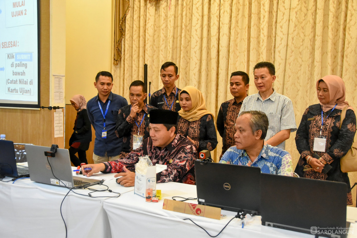 26 November 2023 - Meninjau Sekaligus Memberikan Arahan
Kepada Peserta Tes Pegawai Pemerintah Dengan Perjanjian Kerja Di Gedung Karunia
Global School Jambi