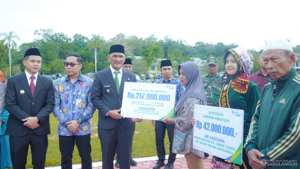 28 Oktober 2025 Upacara Hari Peringatan Sumpah Pemuda Ke 97 Tahun 2025 , Launching Perlindungan Jamsostek Bagi Pekerja Rentan, Lembaga Adat Masyarakat dan LPM Kelurahan dan&nbsp;Penyerahan Satu Unit Truk Sampah Ke Dinas LHD Sarolangun&nbsp;&nbsp;