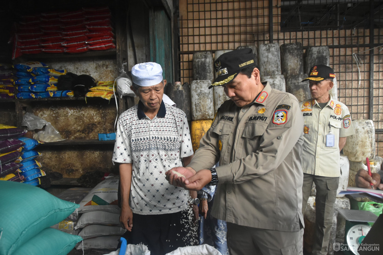 15 Juni 2024 - Sidak Pasar Dalam Rangka Mengecek Harga Dan Ketersediaan Bahan Pokok Mebjelang Hari Raya Idul Adha Di Pasar Atas Sarolangun