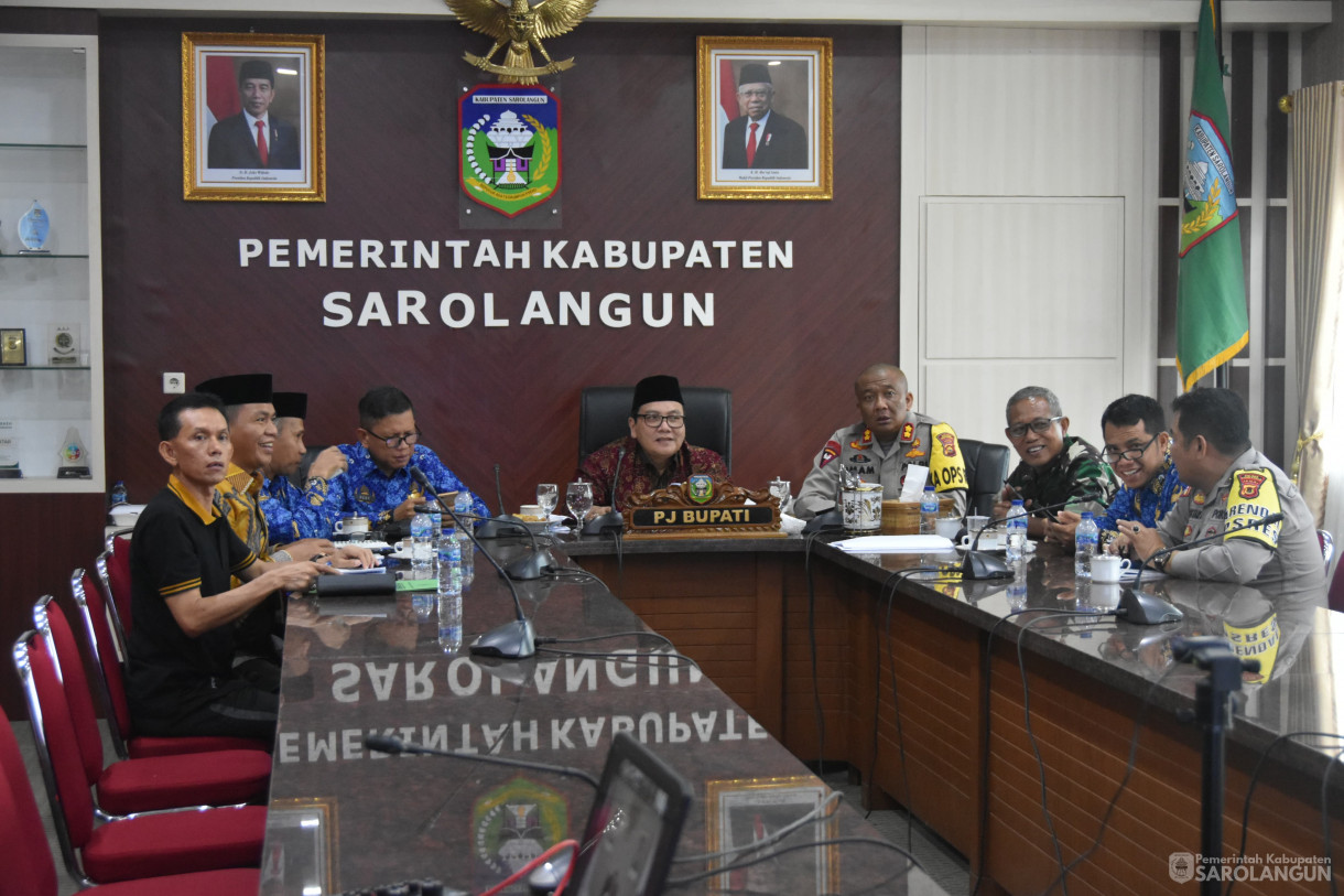 17 November 2023 - Penjabat Bupati Sarolangun Menghadiri Rapat Koordinasi Percepatan Penandatanganan NPHD Kegiatan Pemilihan Kepala Daerah Tahun 2024 Se Provinsi Jambi Via Zoom Meeting di Ruang Pola Utama Kantor Bupati Sarolangun