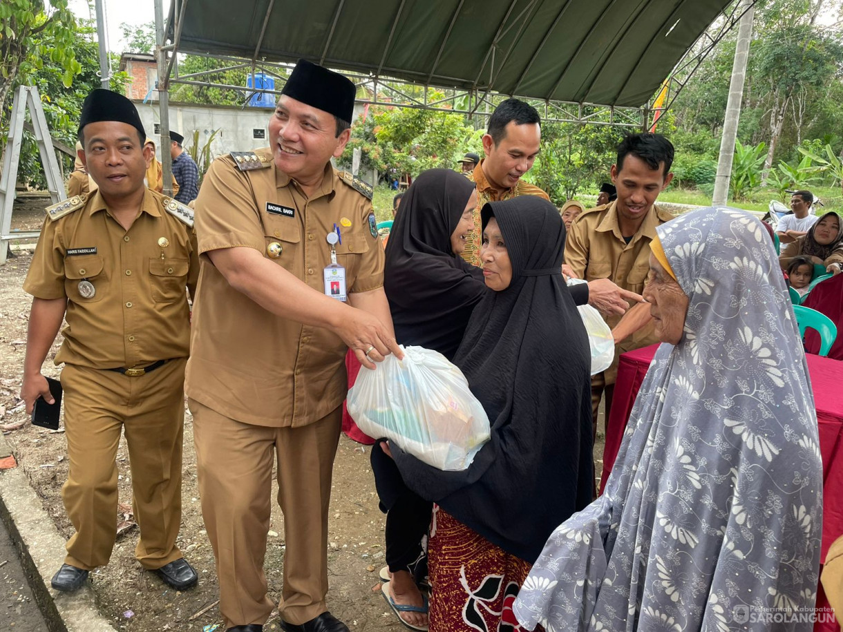 14 November 2023 - Penyerahan Bantuan Sembako Program Penanggulangan Kemiskinan Ekstrim di desa Gurun Tuo Kecamatan Mandiangin