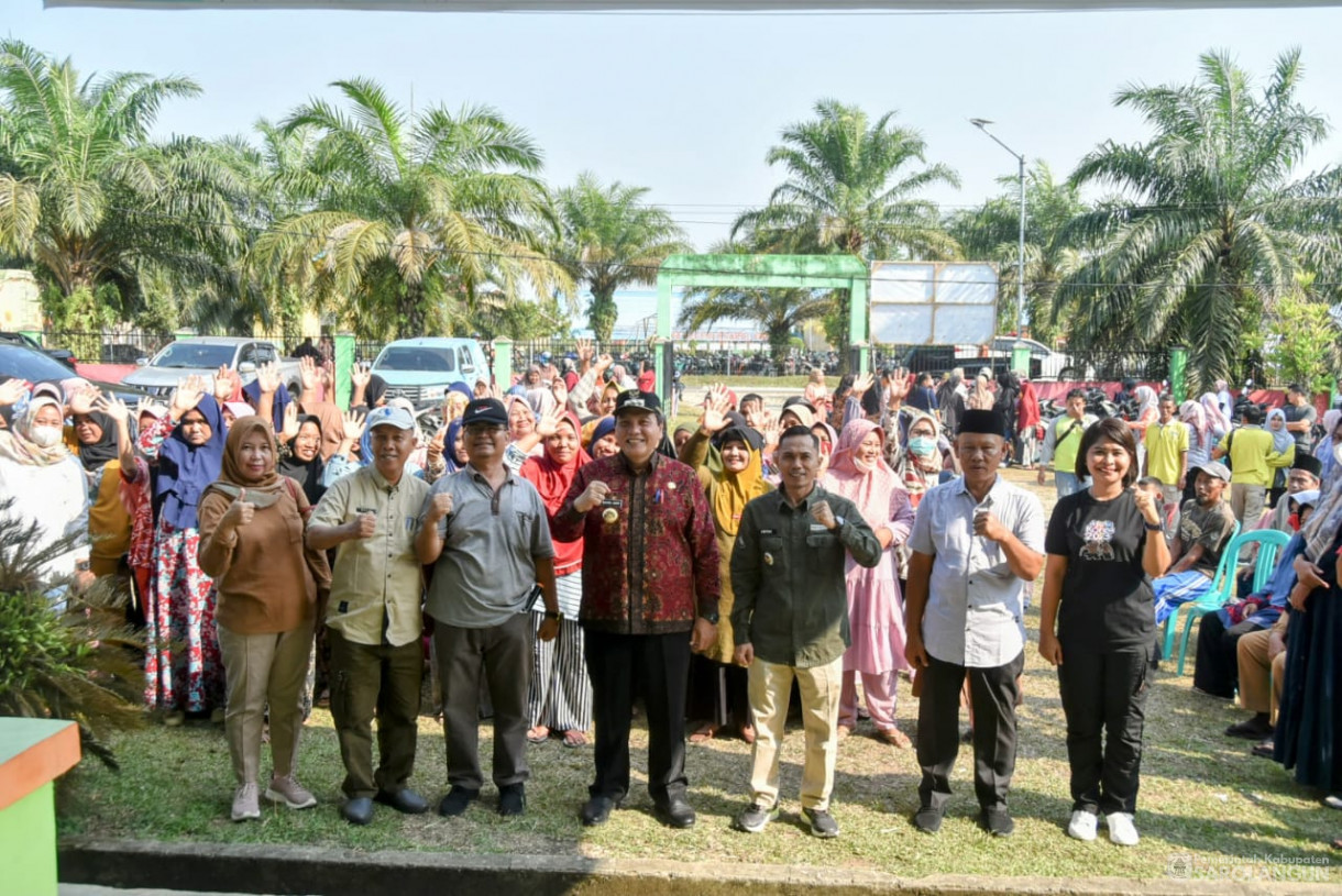 15 September 2023 - Penjabat Bupati Sarolangun Menghadiri Operasi Pasar Sembako Bersubsidi Dalam Rangka Pengendalian Inflasi Daerah dan Pengentasan Kemiskinan di Kantor Camat Pauh