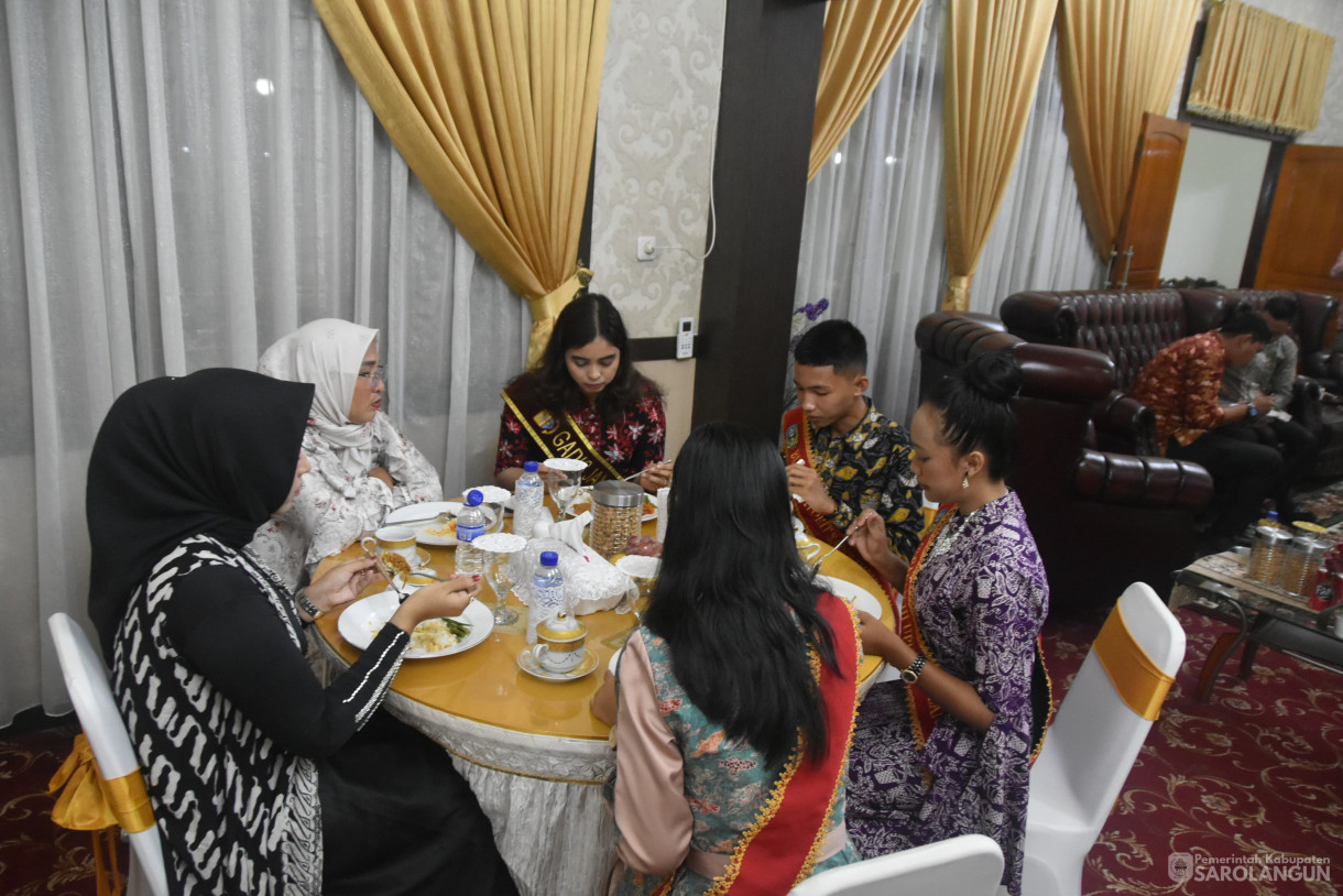 1 Juni 2024 -&nbsp;Makan Malam Bersama Finalis Bujang Gadis Kota Jambi Asal Sarolangun di Rumah Dinas Bupati Sarolangun