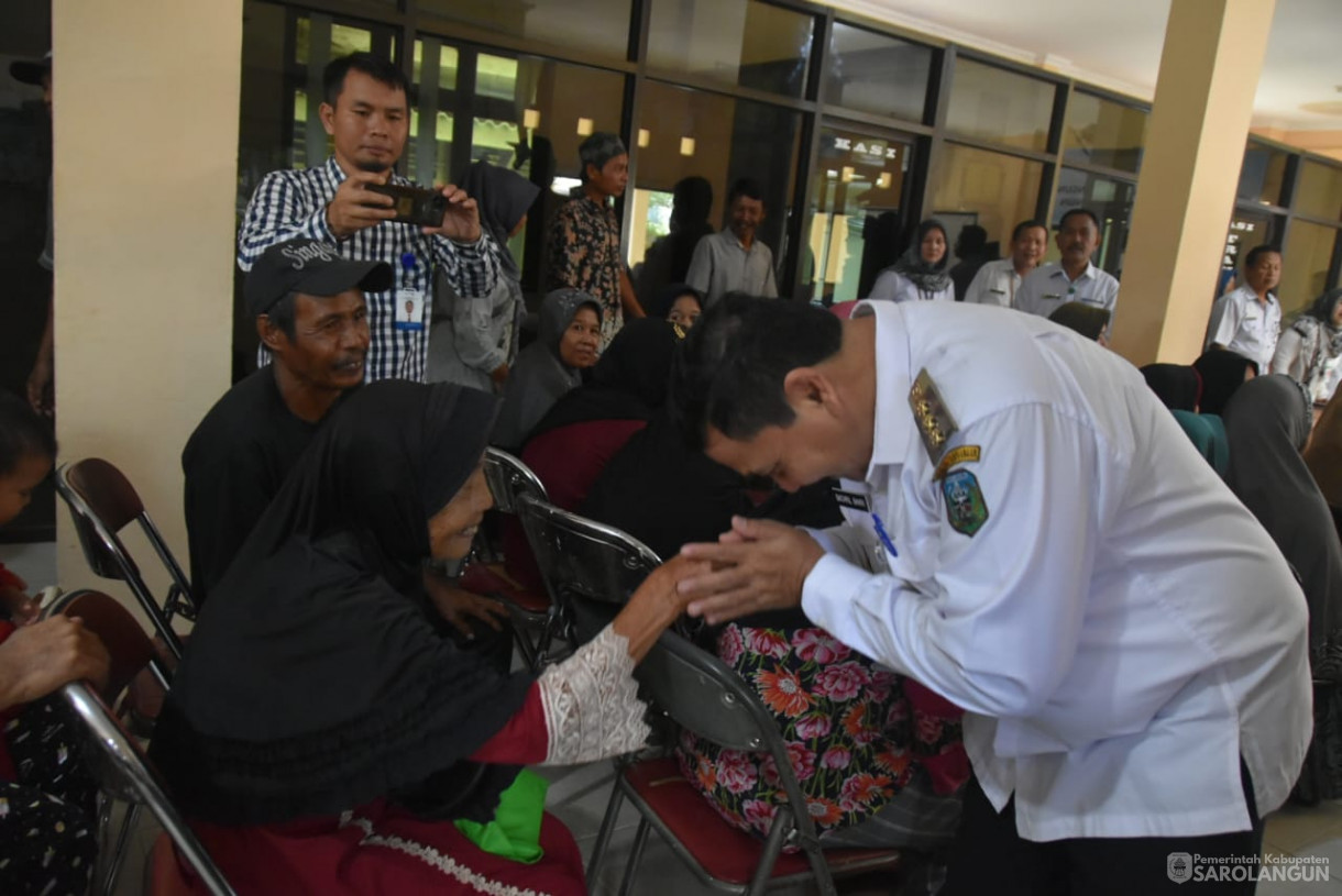 20 September 2023 - Penjabat Bupati Sarolangun Menghadiri Penyerahan Bantuan Stunting, penanganan Kemiskinan Ekstrim di Kantor Camat Mandiangin