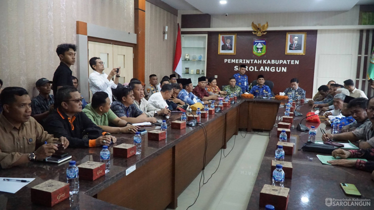 17 April 2026 Bupati Sarolangun Bersama Jajaran Forkopimda, Tokoh Adat, Tokoh Masyarakat Melaksanakan Rapat Penyelesaian Konflik Antara PT. SAL dan Warga Suku Anak Dalam di Ruang Pola utama Kantor Bupati Sarolangun