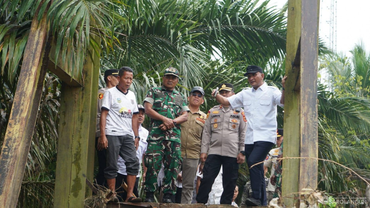 29 April 2026 Bupati Sarolangun melakukan peninjauan jembatan putus, serta menyerahkan bantuan terhadap korban terdampak banjir di Kecamatan Bathin VIII