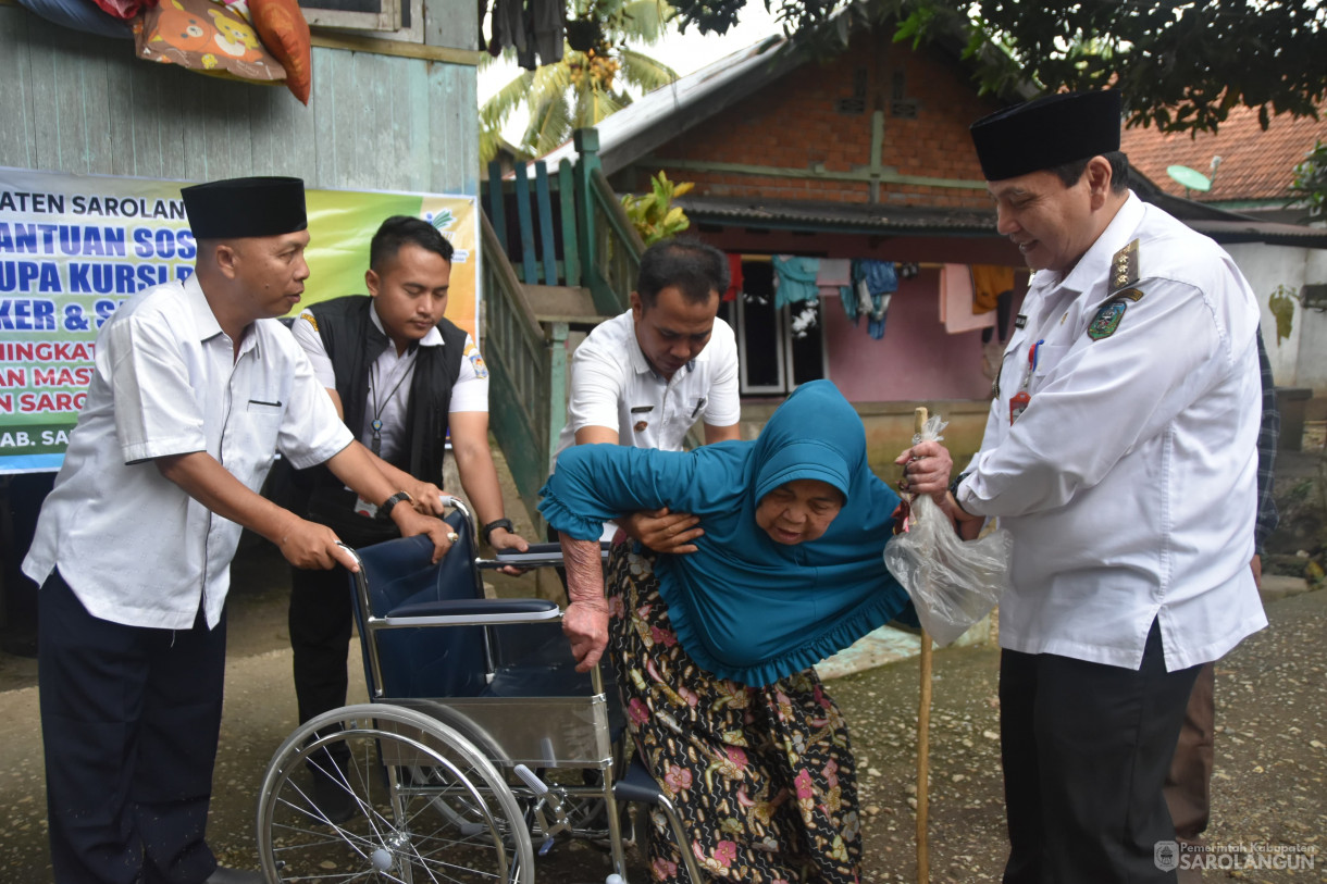 10 Januari 2024 - Memberikan Bantuan Kursi Roda Kepada Lansia Dalam Rangka Penanganan Kemiskinan Ekstrim Di Desa Lidung