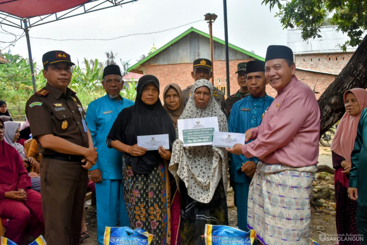 9 Oktober 2023 - Penjabat Bupati Sarolangun Menyerahkan Bantuan Pangan Dan Pakaian Kepada Korban Kebakaran di Desa Tendah Kecamatan Cermin Nan Gedang