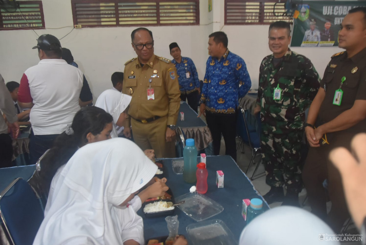 17 Desember 2024 - Uji Coba Makan Bergizi Gratis Untuk Siswa SD Dan SMP, Bertempat di SMPN 2 Sarolangun