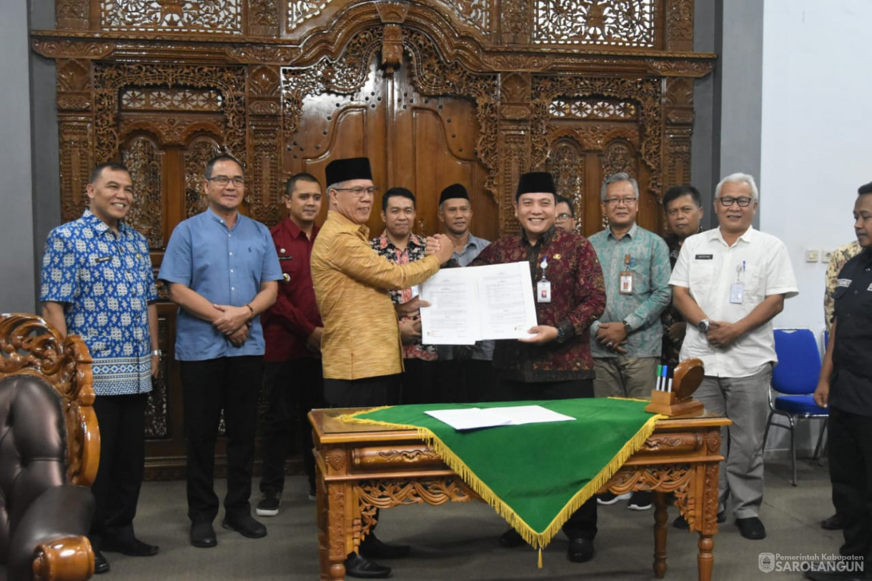 10 November 2023 - Penjabat Bupati Sarolangun Melakukan Penandatanganan Kesepakatan Bersama Antara Pemerintah Kabupaten Rejang Lebong Dengan Pemerintah Kabupaten Sarolangun Di Rumah Dinas Bupati Rejang Lebong