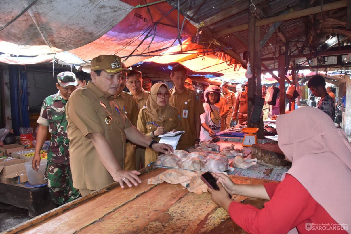 7 November 2023 - Penjabat Bupati Sarolangun Melakukan Sidak Pasar Atas Sarolangun