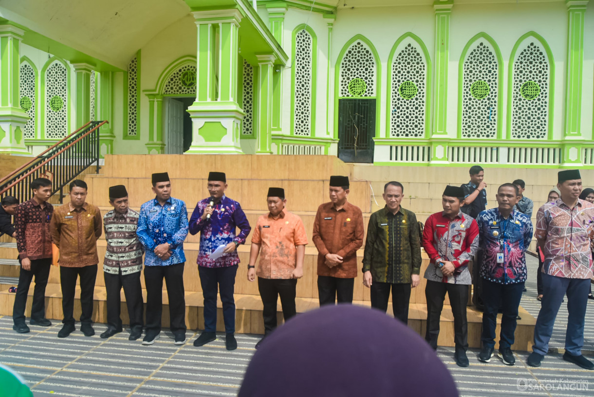 27 Maret 2025 - Pemberian Bantuan Sembako dan Bantuan Baznas dari Bapak Bupati kepada Pekerja Harian Lepas d ilingkup Dinas Lingkungan Hidup Kabupaten Sarolangun di Halaman Masjid Al Falah Sarolangun&nbsp;