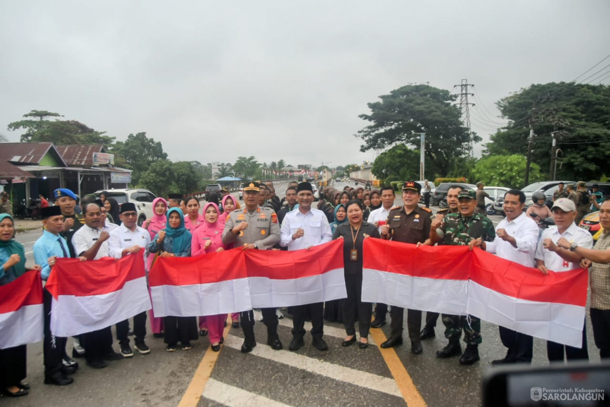 13 Agustus 2025 - Pembagian Bendera Merah Putih Kepada Masyarakat Dalam Rangka HUT RI Ke 80 di Depan Bank Jambi