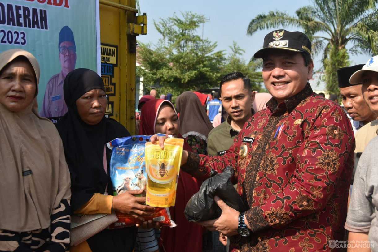 15 September 2023 - Penjabat Bupati Sarolangun Menghadiri Operasi Pasar Sembako Bersubsidi Dalam Rangka Pengendalian Inflasi Daerah dan Pengentasan Kemiskinan di Kantor Camat Pauh