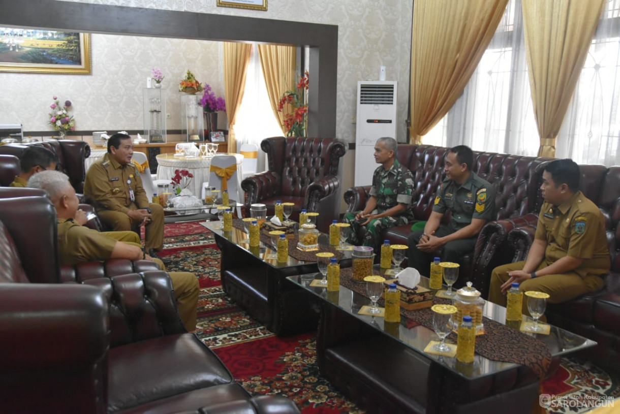 24 Oktober 2023 - Penjabat Bupati Sarolangun Menandatangani Kesepakatan Bersama Antara Pemerintah Kabupaten Sarolangun Dengan Topografi Angkatan Darat Kodam II Sriwijaya Palembang Di Rumah Dinas Bupati Sarolangun