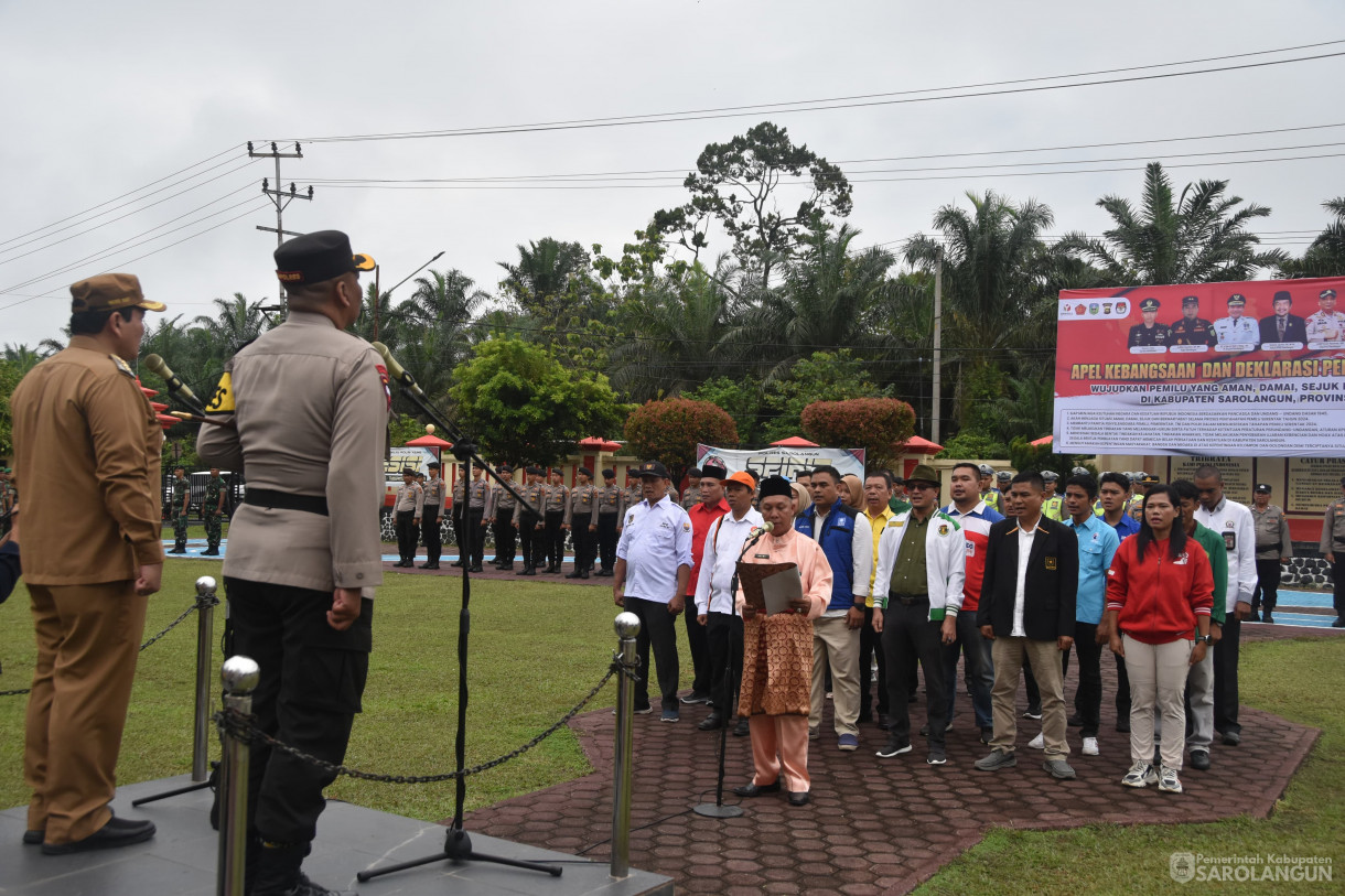 25 November 2023 - Apel Kebangsaan Dan Deklarasi Pemilu
Damai 2024 Wujudkan Pemilu Yang Aman, Damai, Sejuk Dan Bermartabat Di Kabupaten
Sarolangun Dan Penandatangan Deklarasi Pemilu Damai Dilapangan Polres
Sarolangun