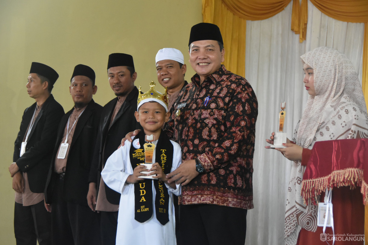 18 Mei 2024 - Wisuda Akbar Tahfizh Al Quran SD IT dan SMP IT Al Kahfi Sarolangun