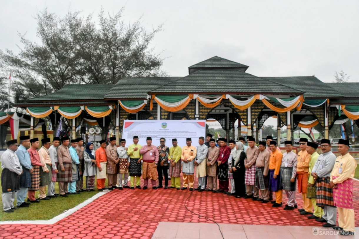 21 Agustus 2023 - Penjabat bupati Sarolangun Dr. Ir. Bachril Bakri, M.App, Sc Memimpin Apel Gabungan, Dilanjutkan Penandatanganan Pasti Integritas ASN dan Penyerahan Hadiah Lomba Peringatan HUT RI ke 78 di Lapangan Gunung Kembang Sarolangun