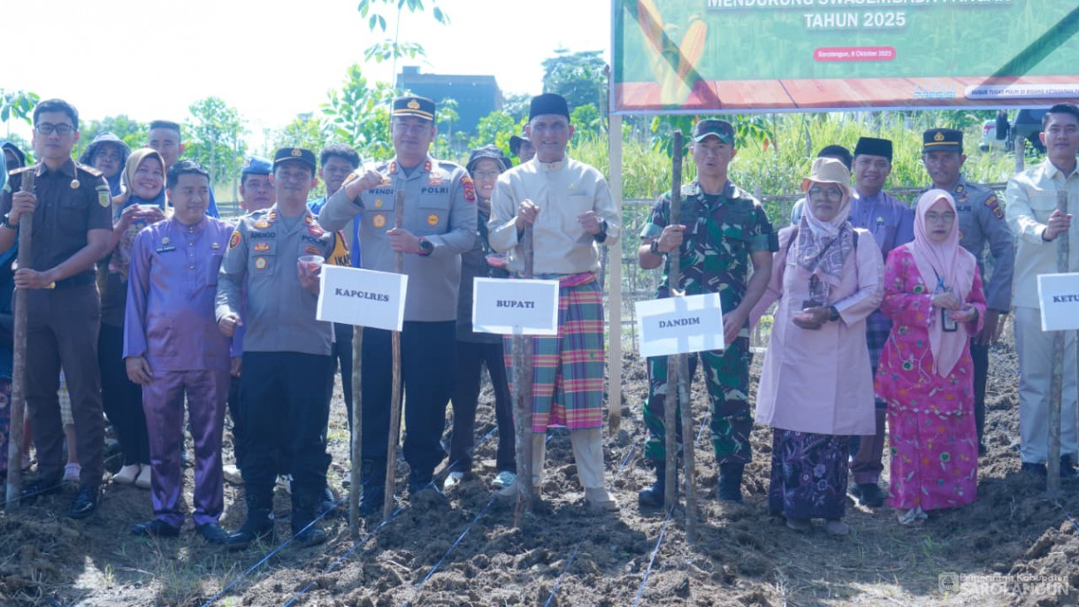 8 Oktober 2025 Bupati Sarolangun bersama Forkopimda Sarolangun Lakukan Penanaman Jagung Serentak Kuartal IV