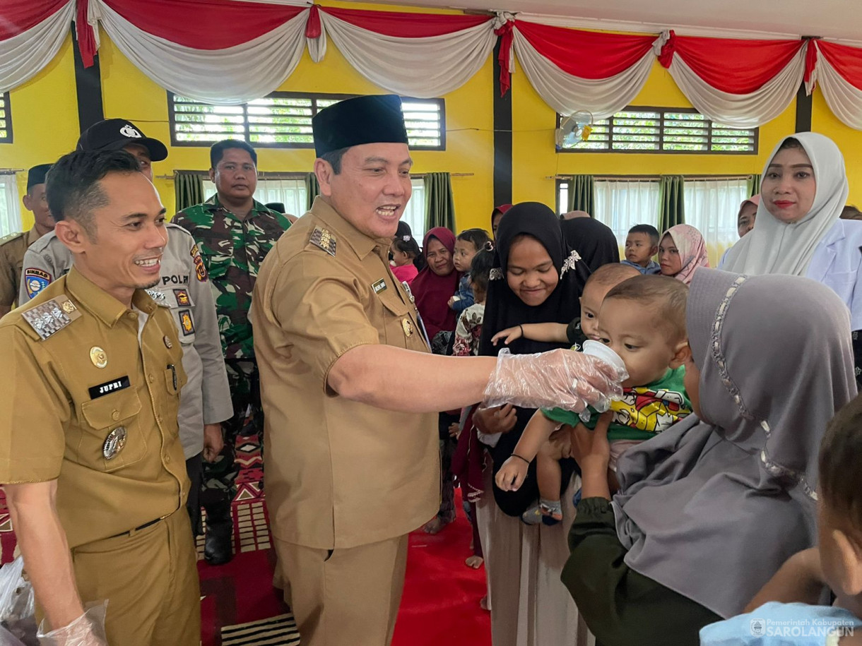 14 November 2023 - Penjabat Bupati Sarolangun MelakukanPenyerahan Bantuan Stunting di Kantor Kecamatan Pauh