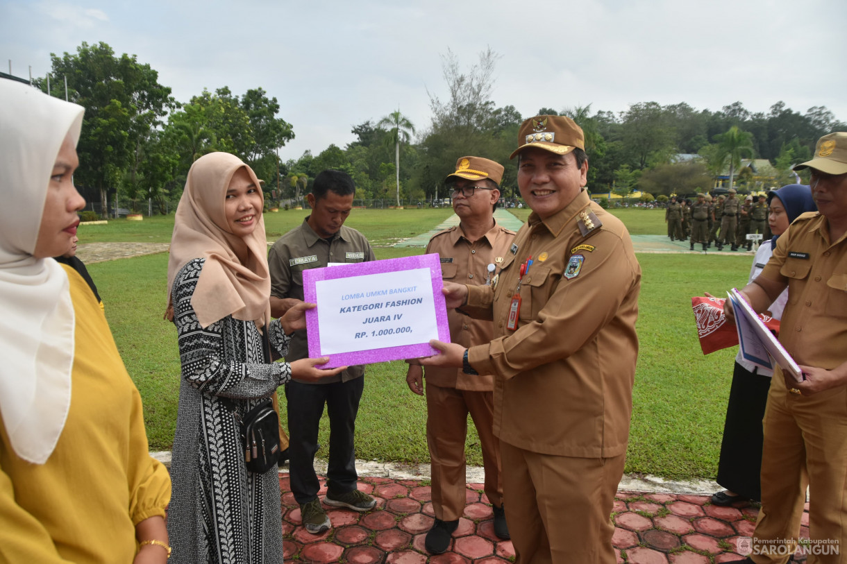 11 Desember 2023 - Apel Gabungan Sekaligus Penyerahan Hadiah Lomba Kegiatan UMKM Bangkit Dan Gabungan Kelompok Tani Terbaik Tingkat Kabupaten Sarolangun Di Lapangan Gunung Kembang Sarolangun