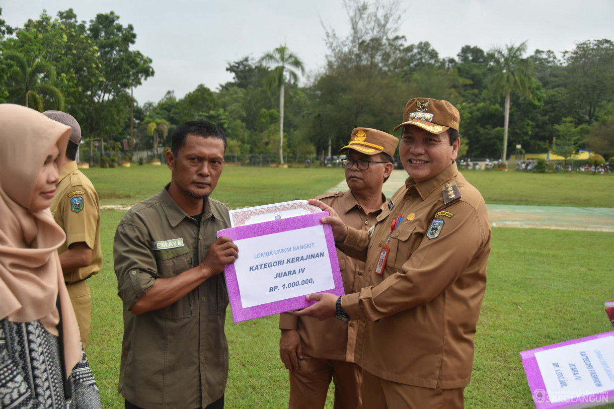 11 Desember 2023 - Apel Gabungan Sekaligus Penyerahan Hadiah Lomba Kegiatan UMKM Bangkit Dan Gabungan Kelompok Tani Terbaik Tingkat Kabupaten Sarolangun Di Lapangan Gunung Kembang Sarolangun