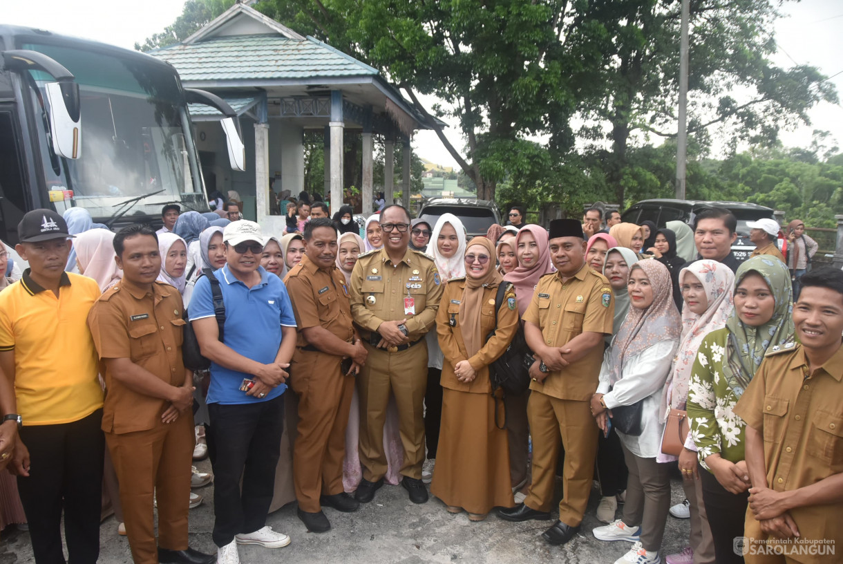 21 Oktober 2024 -&nbsp;Pelepasan Para Istri Kades Yang Berangkat Studi Banding di Kota Bandung, Bertempat di Halaman Samping Kantor Bappeda Sarolangun