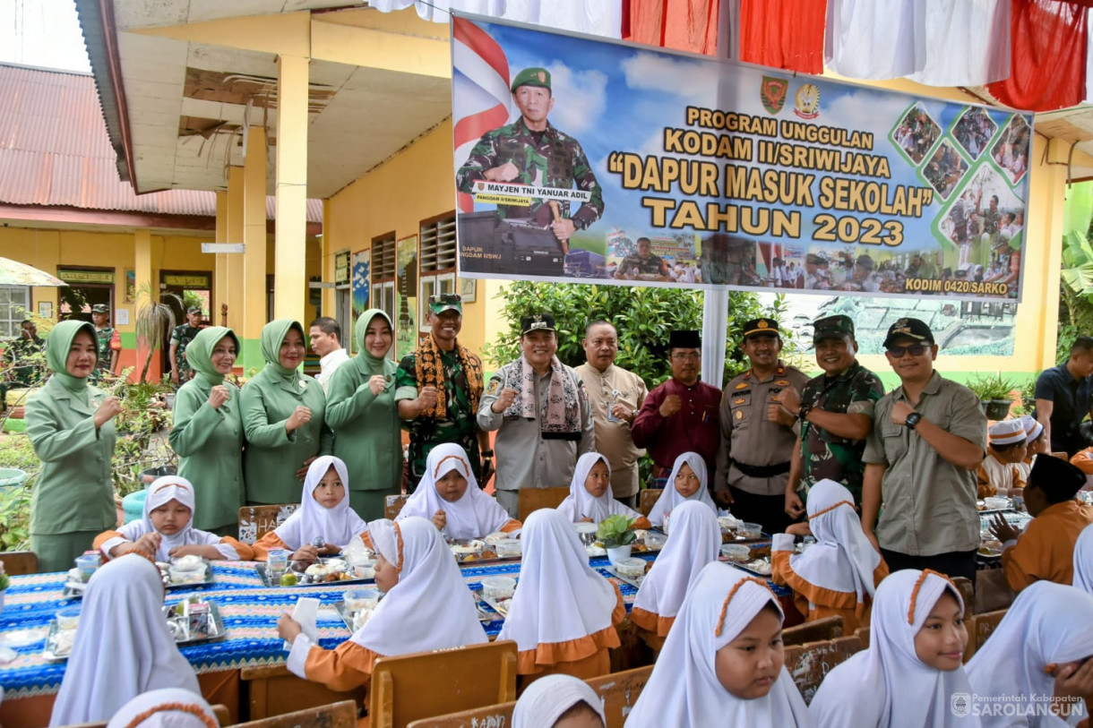 1 Desember 2023 - PROGRAM UNGGULAN PANGDAM ILSRIWIJAYA KODAM II/SRIWIJAYA "DAPUR MASUK SEKOLAH KODIM 0420/SARKO, di SD Negeri 87/VII Limbur Tembesi II Kec. Bathin VIII Kab. Sarolangun Provinsi Jambi