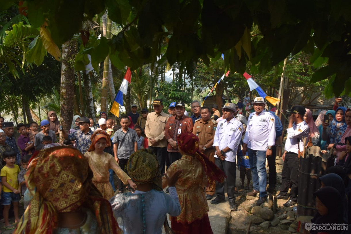 5 Oktober 2023 - Penjabat Bupati Sarolangun Melakukan Penyerahan Bantuan Pangan Berupa Beras Untuk 50 KK di Desa Paniban Baru dan Desa Bukit Berantai Kecamatan Batang Asai