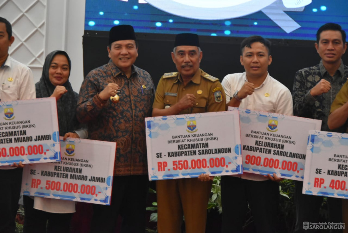 24 Oktober 2023 - Penjabat Bupati Sarolangun Menghadiri Rapat Koordinasi Camat di Aula Maulida Convention Centre Jambi