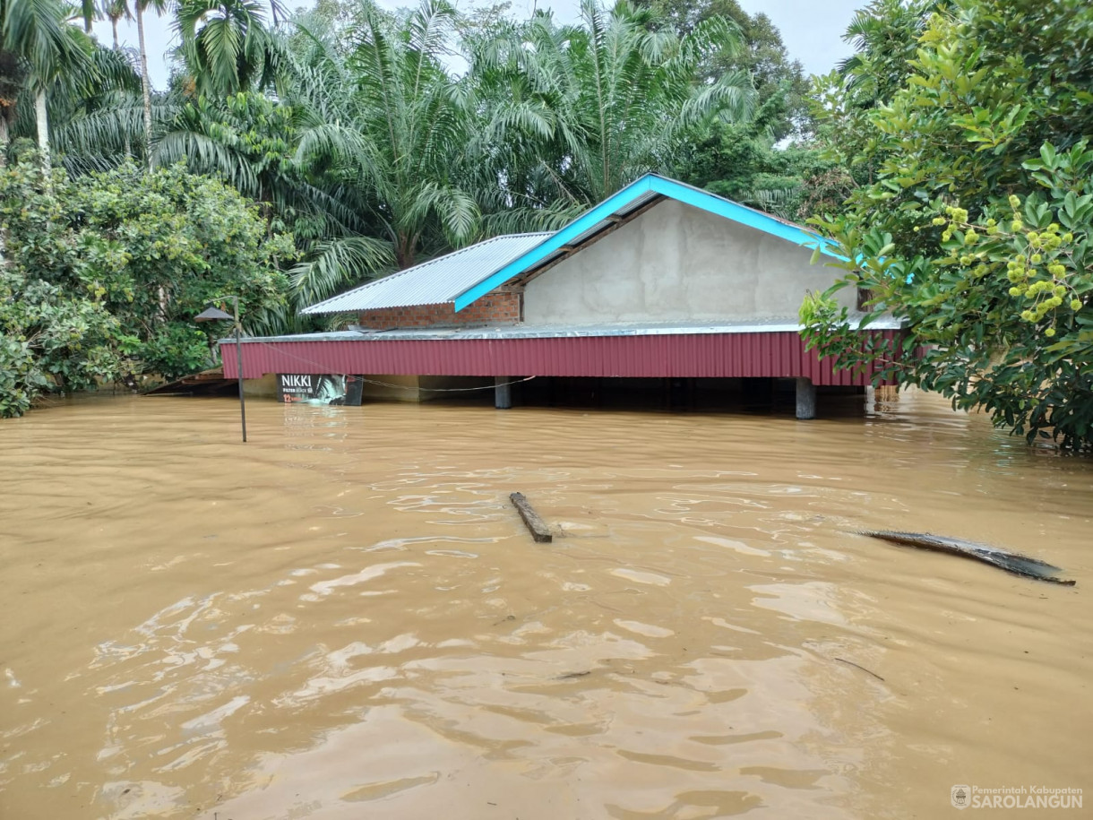 12 Januari 2024 - Meninjau Lokasi Terdampak Banjir Di Desa Teluk Kecimbung Dan Memberikan Bantuan Di Kecamatan Bathin VIII