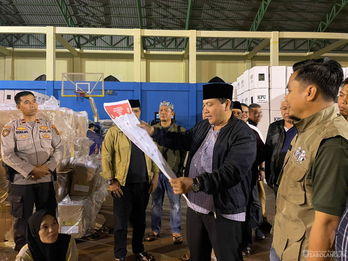 14 Januari 2024 - Meninjau Proses Persiapan Pemilu di Hari Terakhir Pelipatan Kertas Surat Suara KPU di Gor Tenis Gudang Logistik KPU Sarolangun