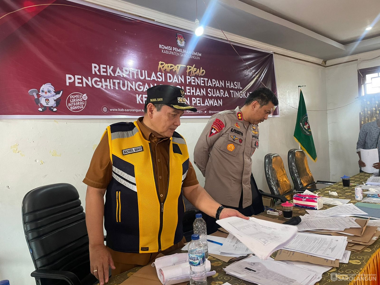 27 Februari 2024 - Meninjau Pelaksanaan Rapat Pleno Rekapitulasi Dan Penetapan Hasil Penghitungan Perolehan Suara Oleh KPU Sarolangun Tingkat Kecamatan Pelawan Di Kantor Camat Pelawan