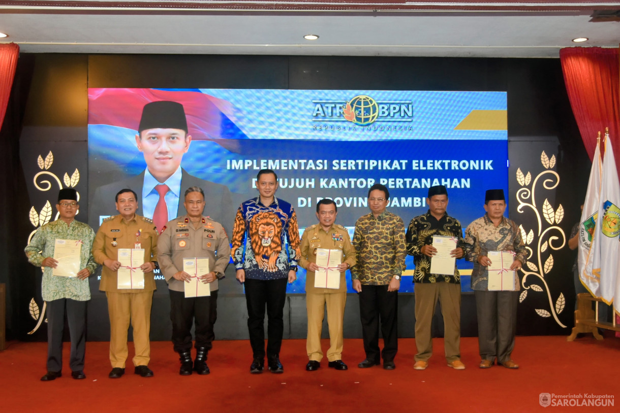 25 Juni 2024 - Launching Implementasi Sertipikat Elektronik Pada 7 Kantor Pertanahan Kabupaten Di Provinsi Jambi Dan Penyerahan Sertipikat Program Prioritas Nasional Kepada Peserta Simbolis, Bertempat di Au