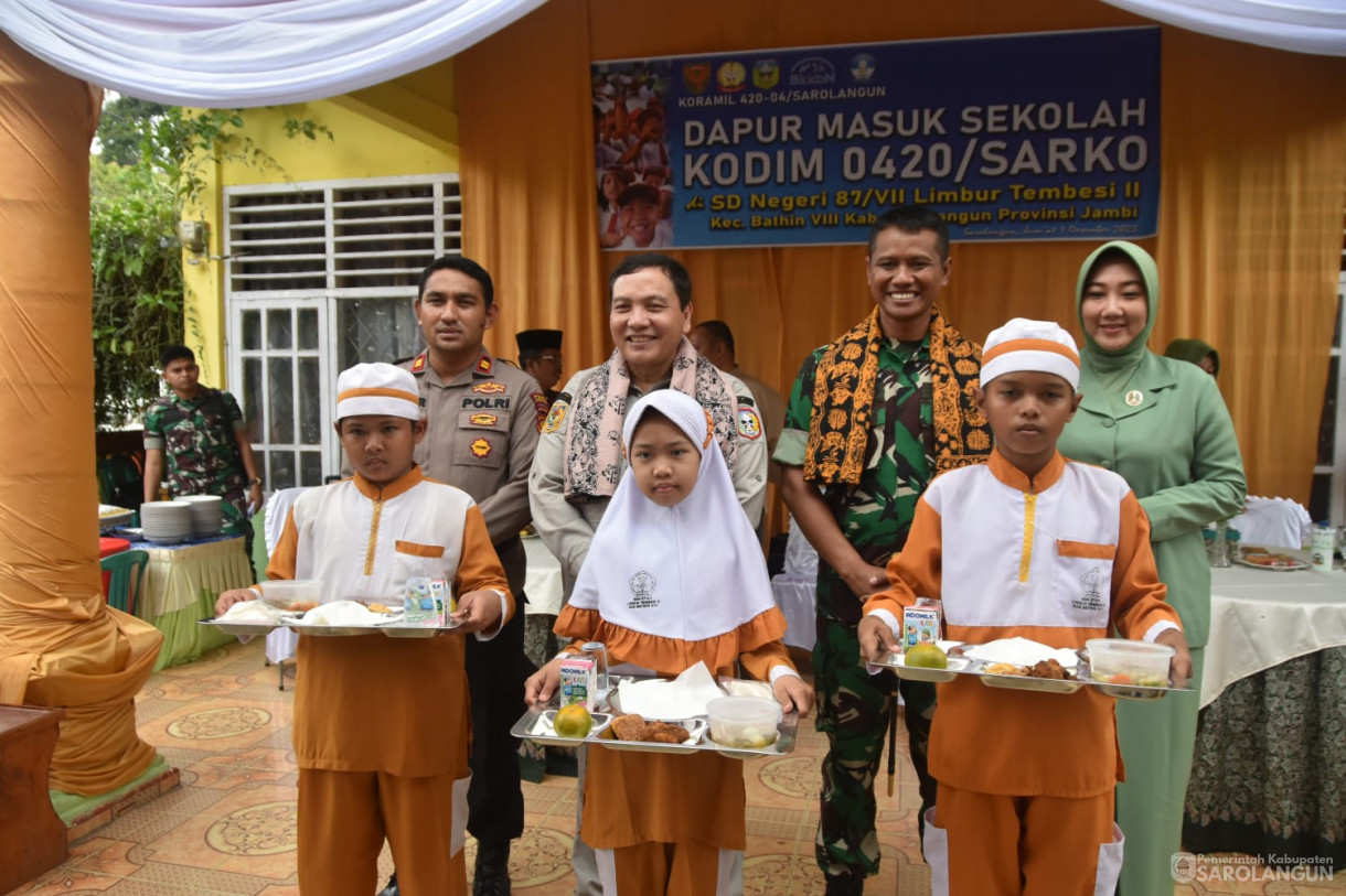 1 Desember 2023 - PROGRAM UNGGULAN PANGDAM ILSRIWIJAYA KODAM II/SRIWIJAYA "DAPUR MASUK SEKOLAH KODIM 0420/SARKO, di SD Negeri 87/VII Limbur Tembesi II Kec. Bathin VIII Kab. Sarolangun Provinsi Jambi